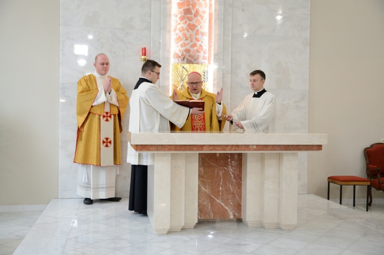 Poświęcenie ołtarza w kościele parafialnym w Wawelnie
