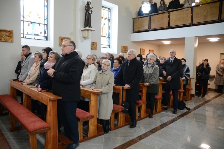 Poświęcenie ołtarza w kościele parafialnym w Wawelnie