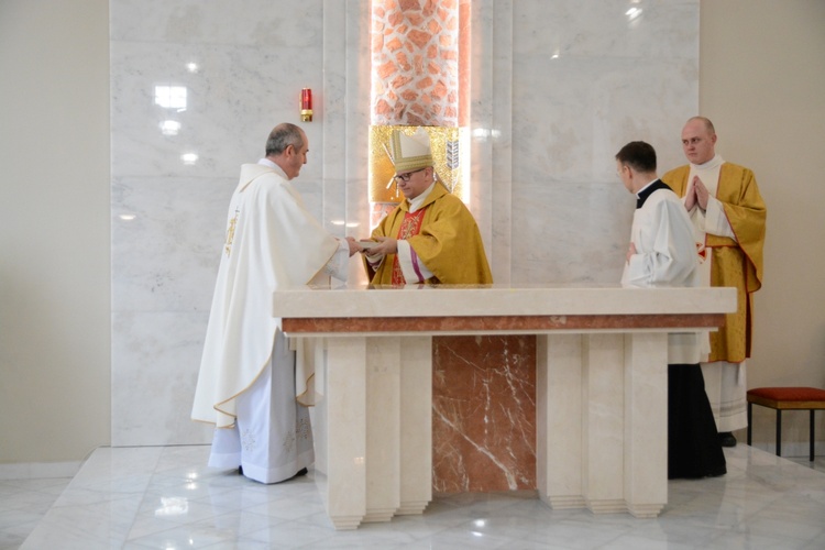 Poświęcenie ołtarza w kościele parafialnym w Wawelnie