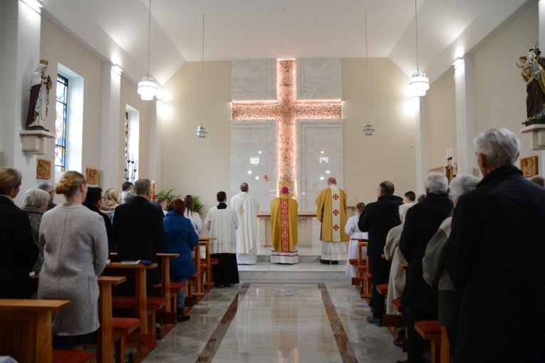 Poświęcenie ołtarza w kościele parafialnym w Wawelnie