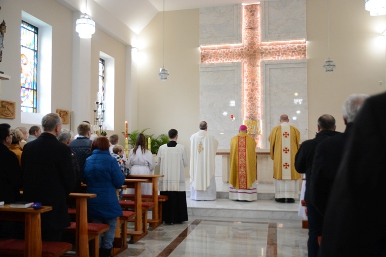 Poświęcenie ołtarza w kościele parafialnym w Wawelnie