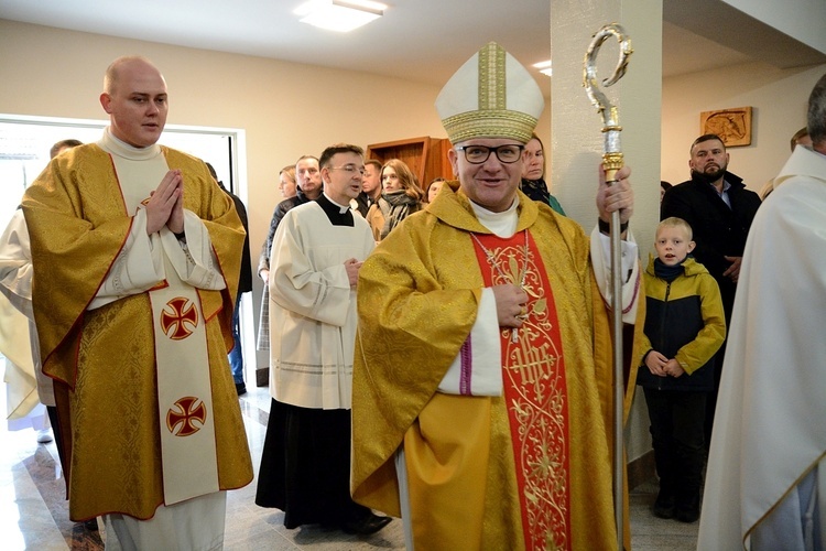 Poświęcenie ołtarza w kościele parafialnym w Wawelnie