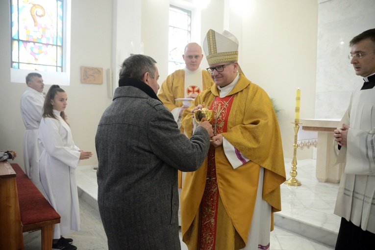 Poświęcenie ołtarza w kościele parafialnym w Wawelnie