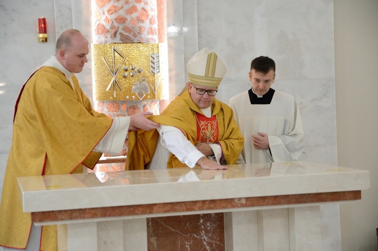 Poświęcenie ołtarza w kościele parafialnym w Wawelnie