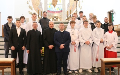Ks. Marek Adamczyk i alumni z duszpasterzami i liturgiczną służbą ołtarza.