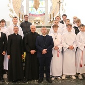 Ks. Marek Adamczyk i alumni z duszpasterzami i liturgiczną służbą ołtarza.