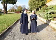 S. Barbara (z lewej) i s. Agata z katechizmem w ręku.