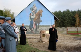 Mural przedstawia fragment obrazu "Ranny powstaniec" Stanisława Witkiewicza.