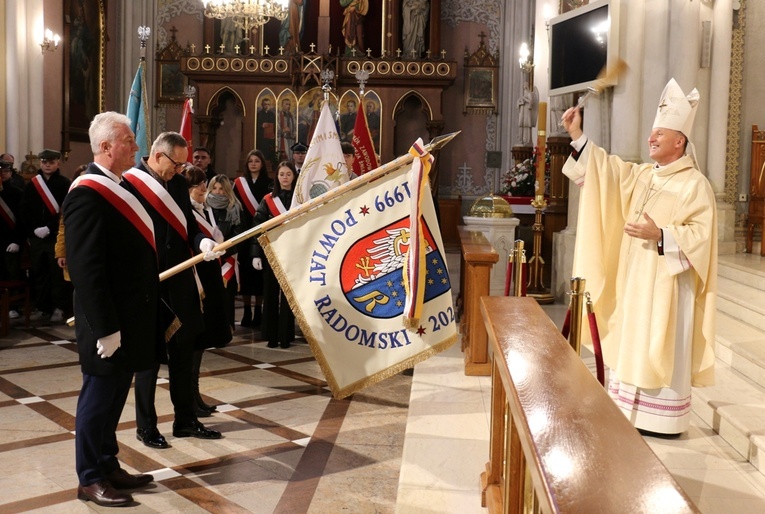 Sztandar poświęcił bp Marek Solarczyk.