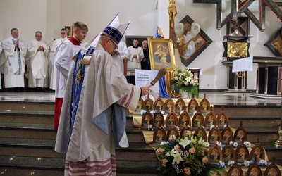 Bolesławiec. Kapliczki Matki Bożej Trzykrość Przedziwnej ukoronowane