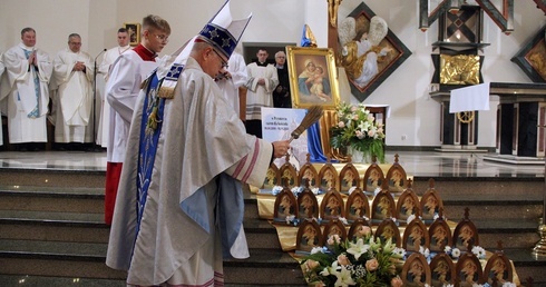 Bolesławiec. Kapliczki Matki Bożej Trzykrość Przedziwnej ukoronowane