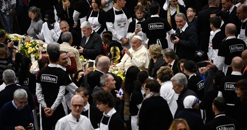 Watykan: Papież zaprosił na obiad 1200 bezdomnych i ubogich