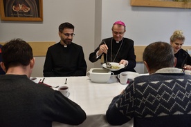 Sopot. Obiad biskupów z ubogimi