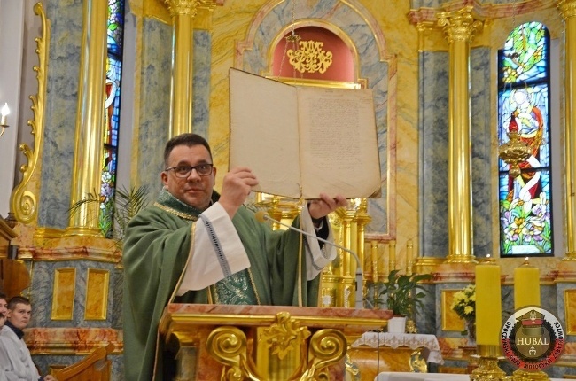 Ks. Aleksander Mańka zaprezentował oryginał aktu ślubu Ewy Felicji Drużbackiej z hrabią Włodzimierzem Lubienieckim.