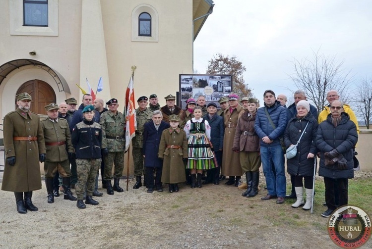 Uczestnicy przed tablicą informacyjną.