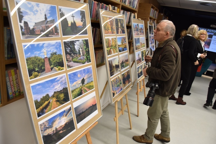 Przasnysz. Wystawa fotograficzna w bibliotece