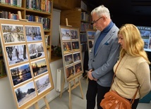 Przasnysz. Wystawa fotograficzna w bibliotece