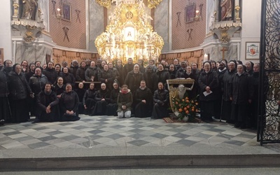 Na zakończenie modlitwy obecne na spotkaniu siostry zrobiły sobie pamiątkowe zdjęcie.