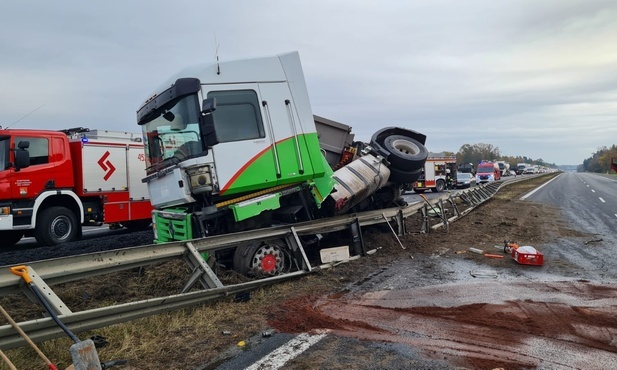 Śląskie. Ciężarowka wypadła z drogi na A4. Ruch w stronę Katowic zablokowany