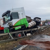 Śląskie. Ciężarowka wypadła z drogi na A4. Ruch w stronę Katowic zablokowany