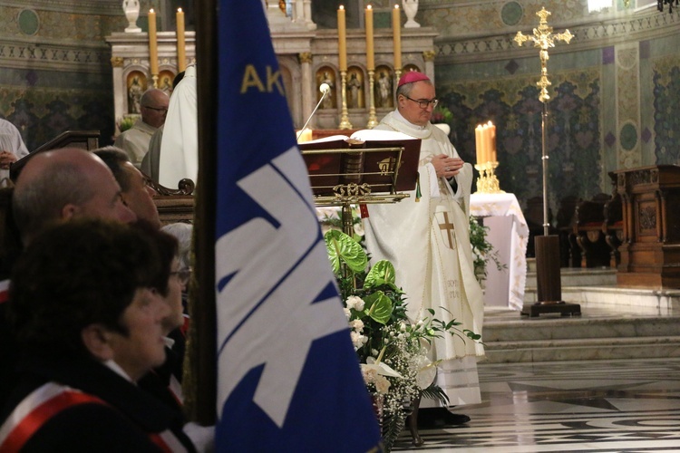 - Papież chciał, abyśmy dzięki jego nauczaniu i życiu przylgnęli do Jezusa i promieniowali Jego życiem - mówił biskup płocki w czasie Mszy św.