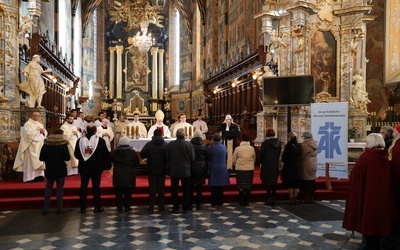 Podcza Mszy św. nowi członkowie AK złożyli ślubowania.