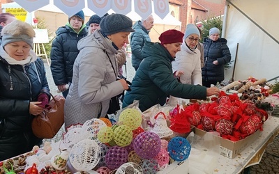 Warsztaty gospel, spotkanie ze Świętym Mikołajem, unikatowe bombki i rękodzieła