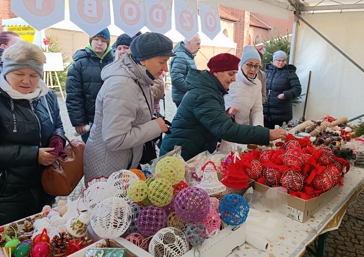 Warsztaty gospel, spotkanie ze Świętym Mikołajem, unikatowe bombki i rękodzieła