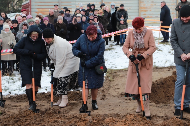 Wprowadzenie relikwii bł. rodziny Ulmów i poświęcenie ziemi pod budowę kościoła w Rawie Mazowieckiej