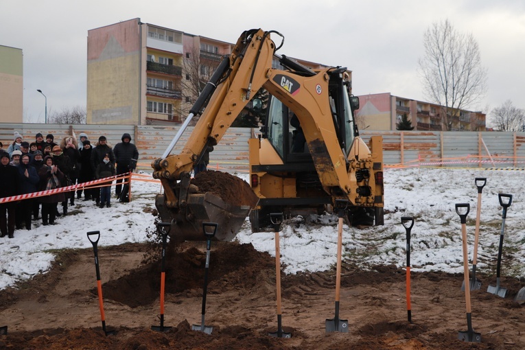 Wprowadzenie relikwii bł. rodziny Ulmów i poświęcenie ziemi pod budowę kościoła w Rawie Mazowieckiej