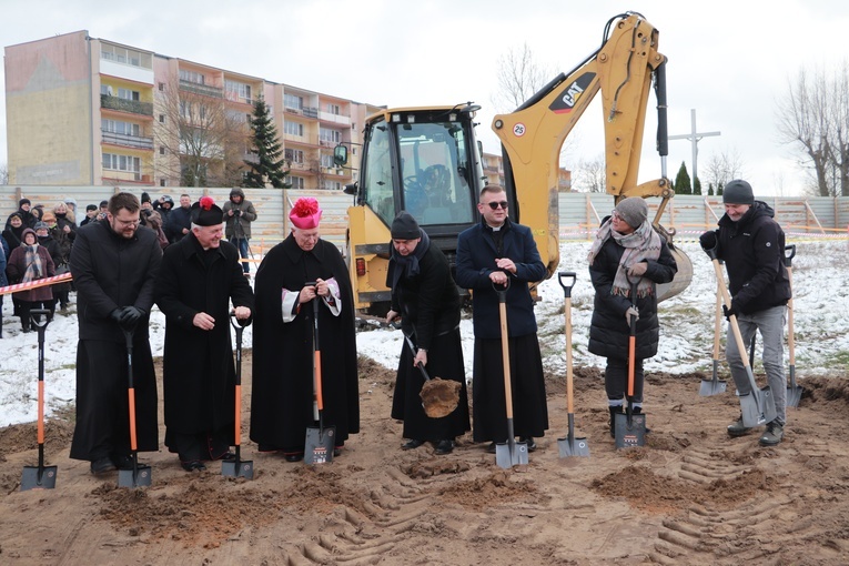 Wprowadzenie relikwii bł. rodziny Ulmów i poświęcenie ziemi pod budowę kościoła w Rawie Mazowieckiej