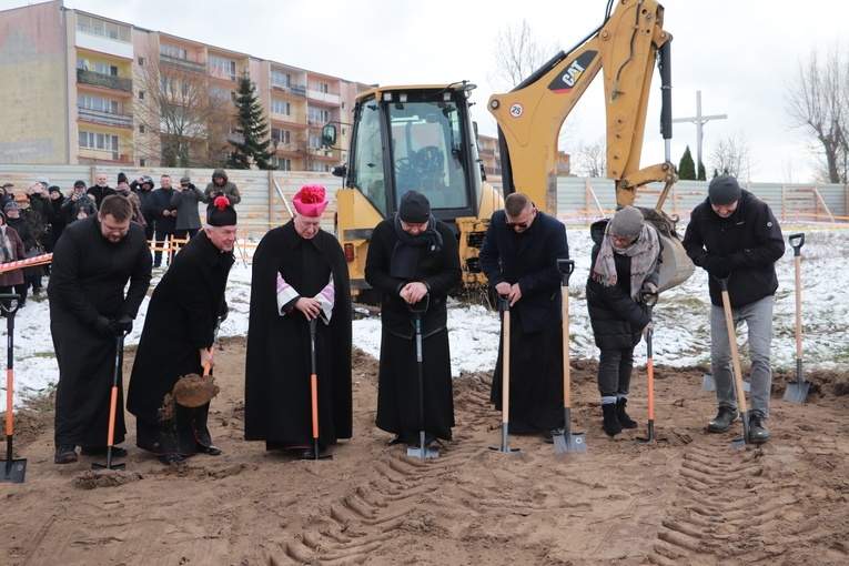 Wprowadzenie relikwii bł. rodziny Ulmów i poświęcenie ziemi pod budowę kościoła w Rawie Mazowieckiej