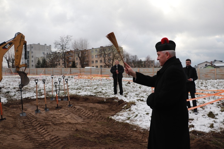 Wprowadzenie relikwii bł. rodziny Ulmów i poświęcenie ziemi pod budowę kościoła w Rawie Mazowieckiej