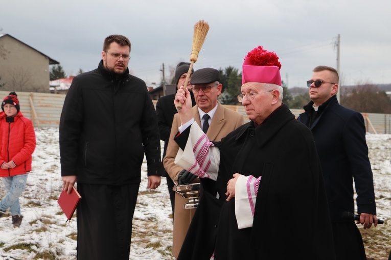 Wprowadzenie relikwii bł. rodziny Ulmów i poświęcenie ziemi pod budowę kościoła w Rawie Mazowieckiej