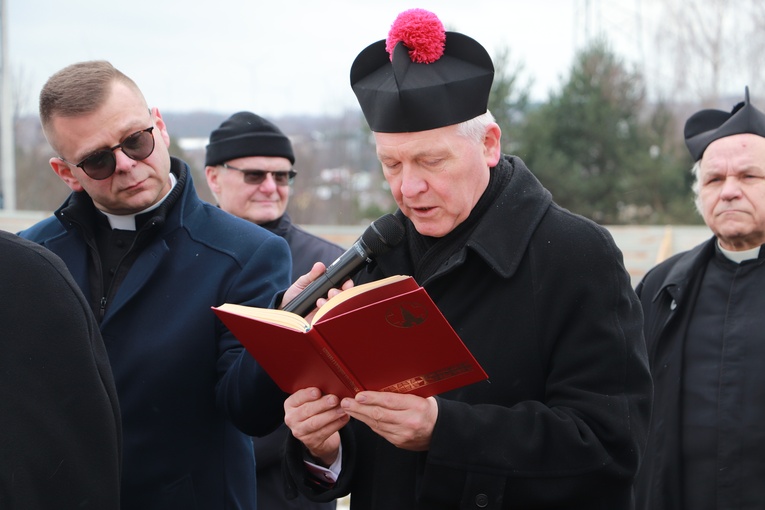 Wprowadzenie relikwii bł. rodziny Ulmów i poświęcenie ziemi pod budowę kościoła w Rawie Mazowieckiej