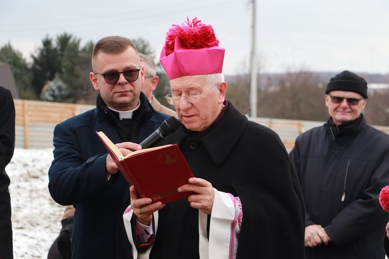 Wprowadzenie relikwii bł. rodziny Ulmów i poświęcenie ziemi pod budowę kościoła w Rawie Mazowieckiej