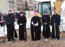 Symbolicznie szpadle w ziemię wbili m.in. duchowni na czele z ordynariuszem diecezji, dziekanem rawskim i proboszczem.