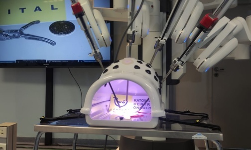 Katowice. Specjalistyczny robot „Da Vinci” leczy już pacjentów Katowickiego Centrum Onkologii