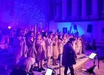 Uwielbienie prowadził Chadek Gospel Choir pod przewodnictwem Grzegorza Głucha.