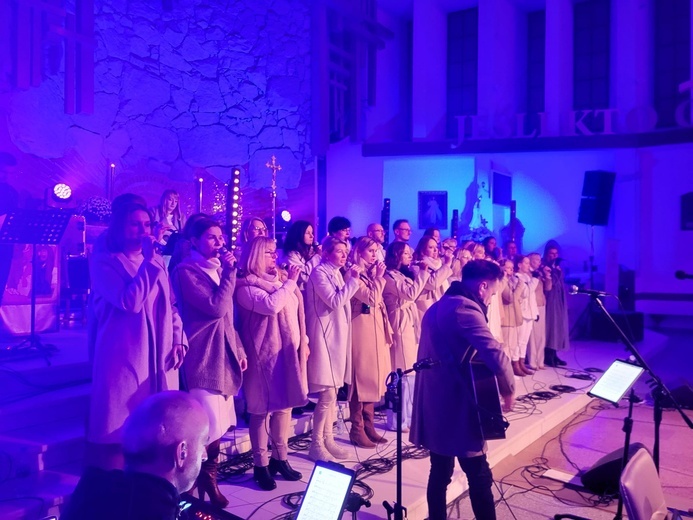 Uwielbienie prowadził Chadek Gospel Choir pod przewodnictwem Grzegorza Głucha.