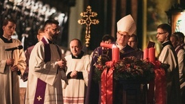 Podczas modlitwy metropolita gdański zapali pierwszą świecę na wieńcu adwentowym.