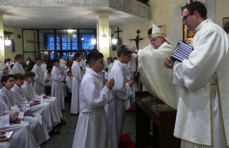 Nowi lektorzy przyjęli krzyże LSO i księgi Pisma Świętego Nowego Testamentu.