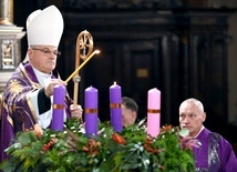W czasie modlitwy liturgią godzin poświęcił też wieniec adwentowy i symbolicznie zapalił na nim pierwszą świecę.