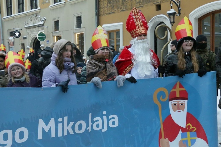 Św. Mikołaj poprowadził dzieci