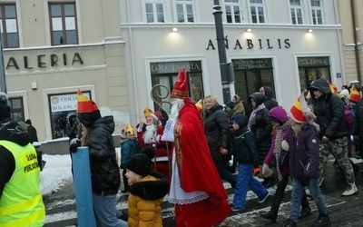 Św. Mikołaj poprowadził dzieci