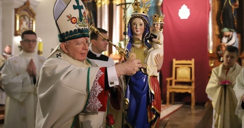 Szaflary. Królowa od pokoleń - cudowna figura Maryi z koronami