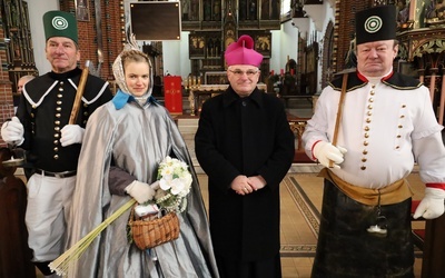 Biskup świdnicki Marek Mendyk wziął udział w barbórkowym pochodzie.