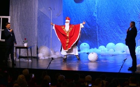 Św. Mikołaj, który trochę przypomina ks. Mateusza Dudkiewicza, ks. Robert Kurpios i Michał Guzdek na mikołajowej scenie BCK.