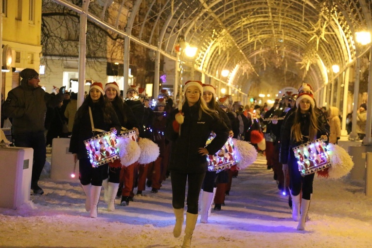 Świąteczna parada światła.