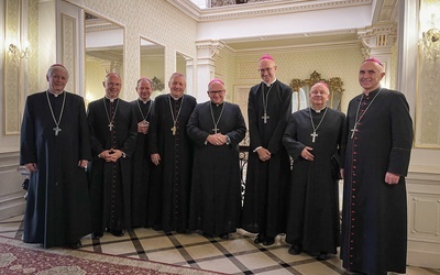 Od lewej: bp Marek Szkudło, bp Sławomir Oder, bp Grzegorz Olszowski, bp Adam Wodarczyk, bp Waldemar Musioł, abp Adrian Galbas, bp Rudolf Pierskała, bp Andrzej Iwanecki